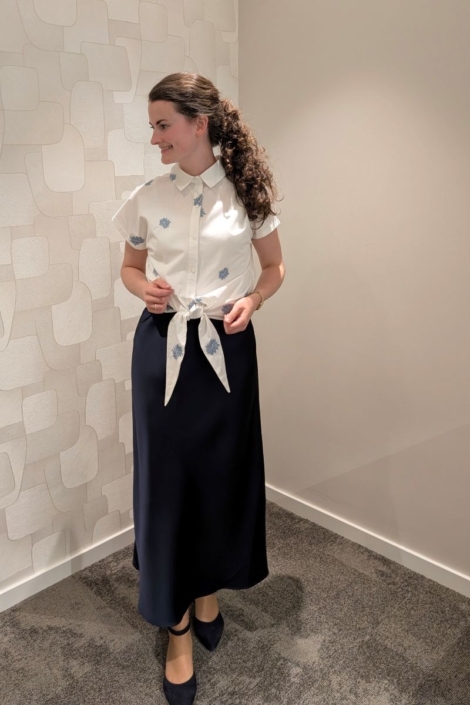 G-maxx blouse, Amélie & Amélie satijnen rok donkerblauw | Nieuwe collectie
